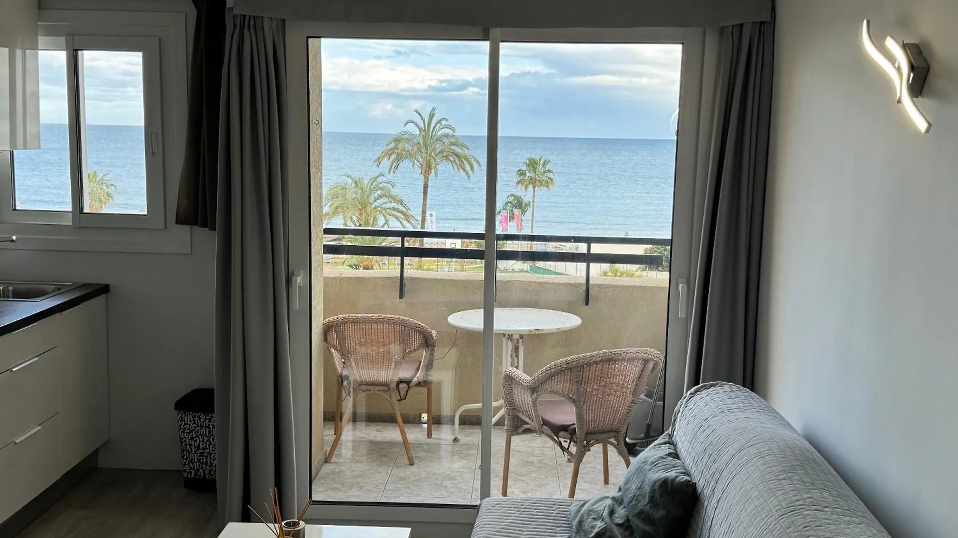 Torremolinos Carihuela 1ª Linea Playa Apartment 0*,  Spain