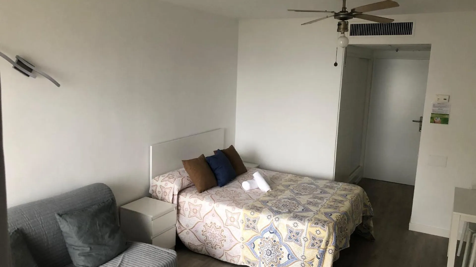 Torremolinos Carihuela 1ª Linea Playa Apartment 0*,  Spain