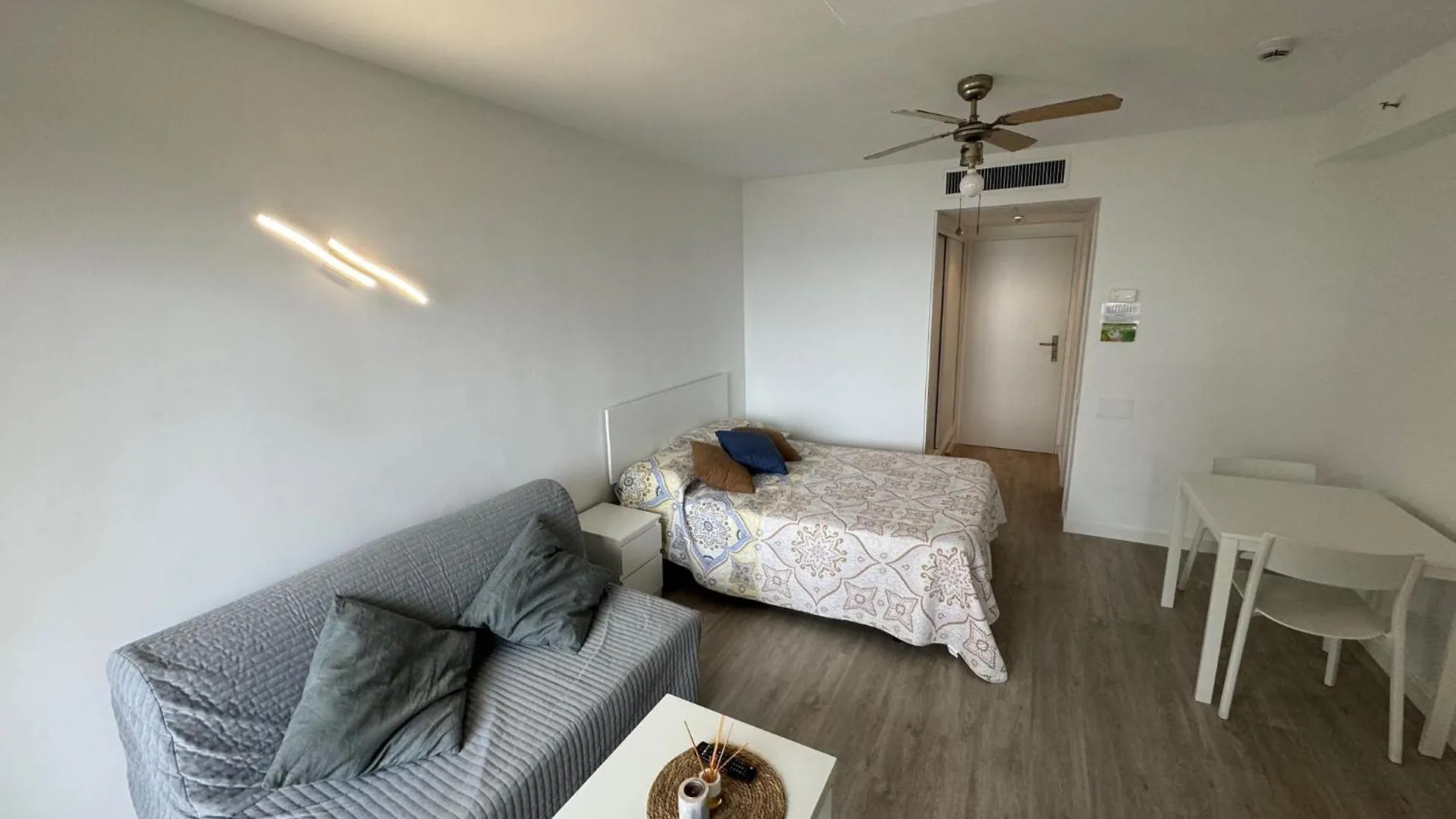 Torremolinos Carihuela 1ª Linea Playa Apartment