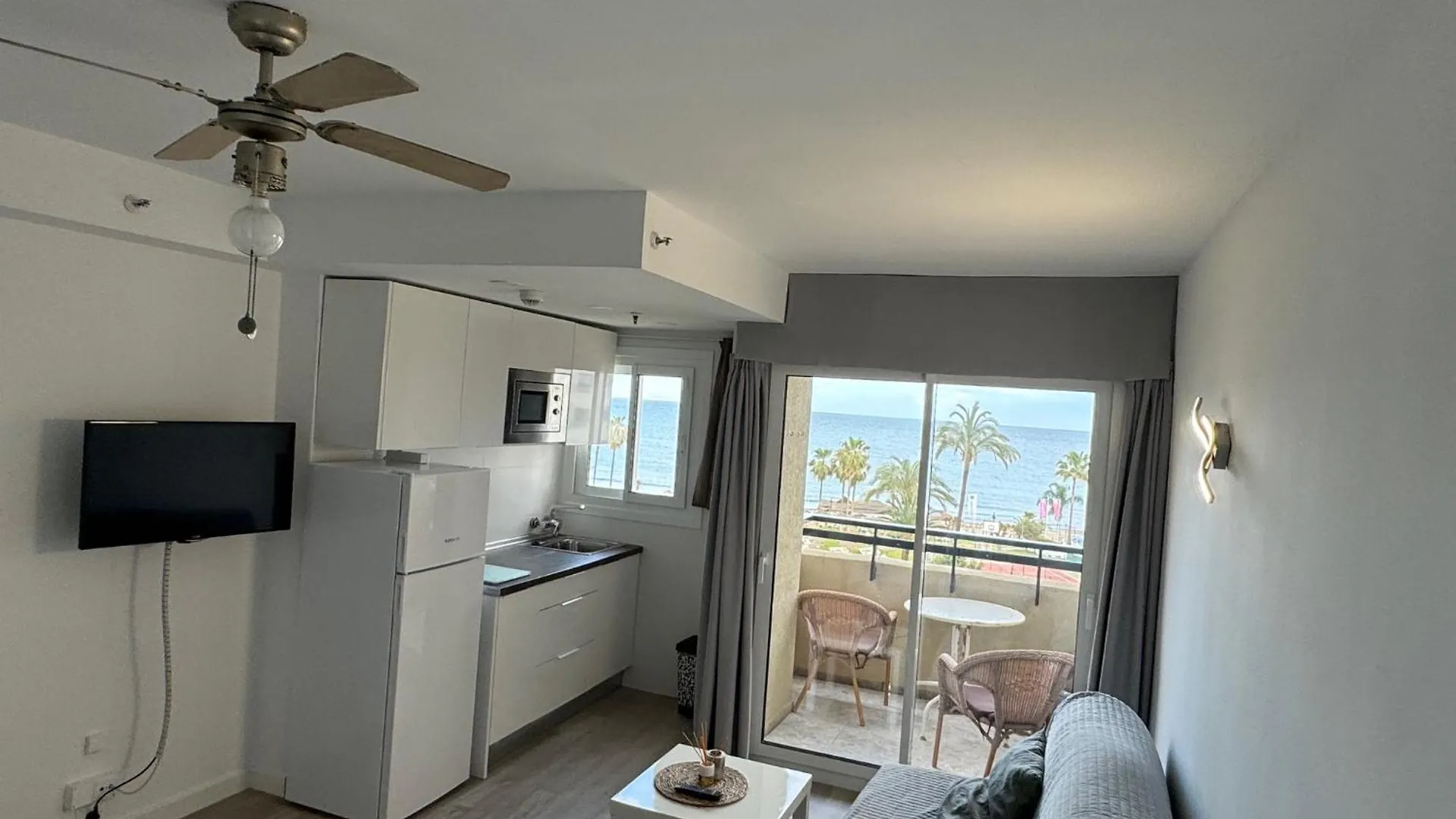 Apartment Ferienwohnung Torremolinos Carihuela 1ª Linea Playa